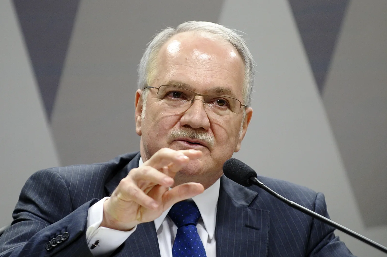 Fachin leva disputa entre Moraes e Mendonça ao colegiado do STF