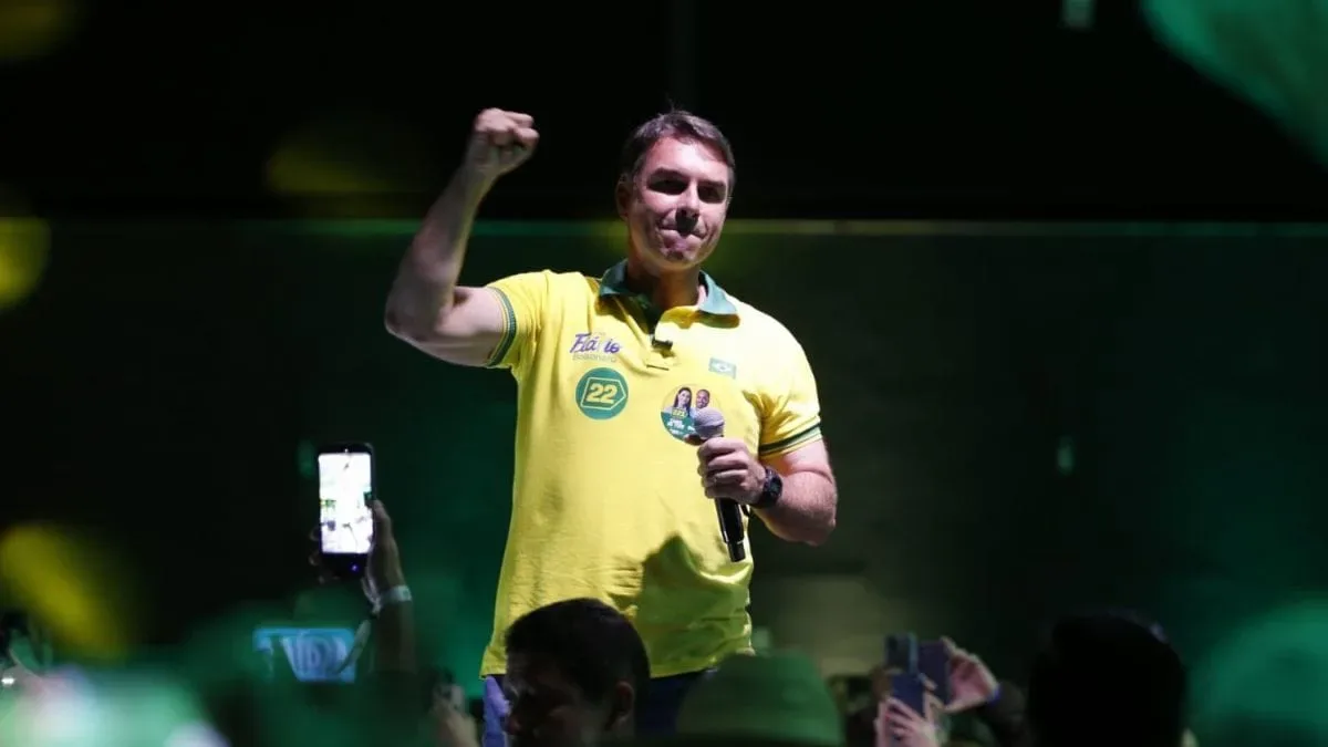 Flávio Bolsonaro critica Gonet e ministros do STF durante agenda em Joinville