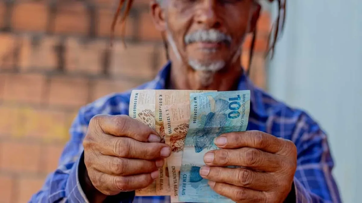 BPC paga R$ 1.621 por mês a idosos que não recebem aposentadoria