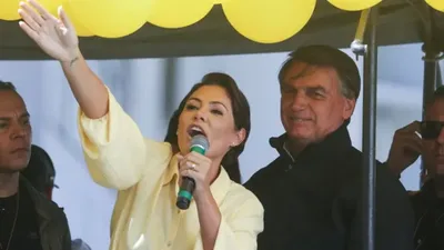 TRE-DF libera propaganda de Michelle Bolsonaro com imagem do ex-presidente