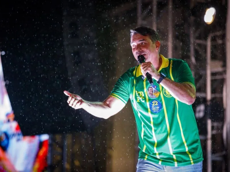 Flávio Bolsonaro critica reajuste de 15% no Bolsa Família
