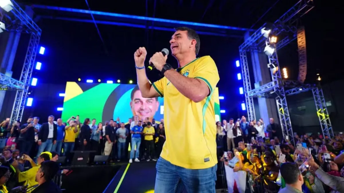 Flávio Bolsonaro anuncia cadastro de apoiadores para fiscalizar eleições