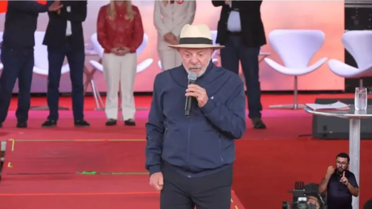 Lula defende fim das bets e critica clubes em comício em Florianópolis