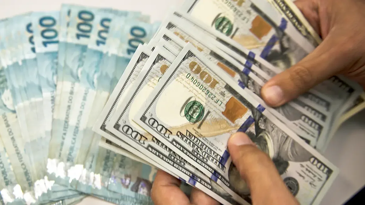 Dólar cai 0,16% e Ibovespa recua com decisões do Fed e do Copom