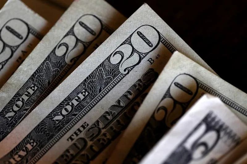 Dólar cai 4,59% e fica abaixo de R$ 5 após resultado do 1º turno
