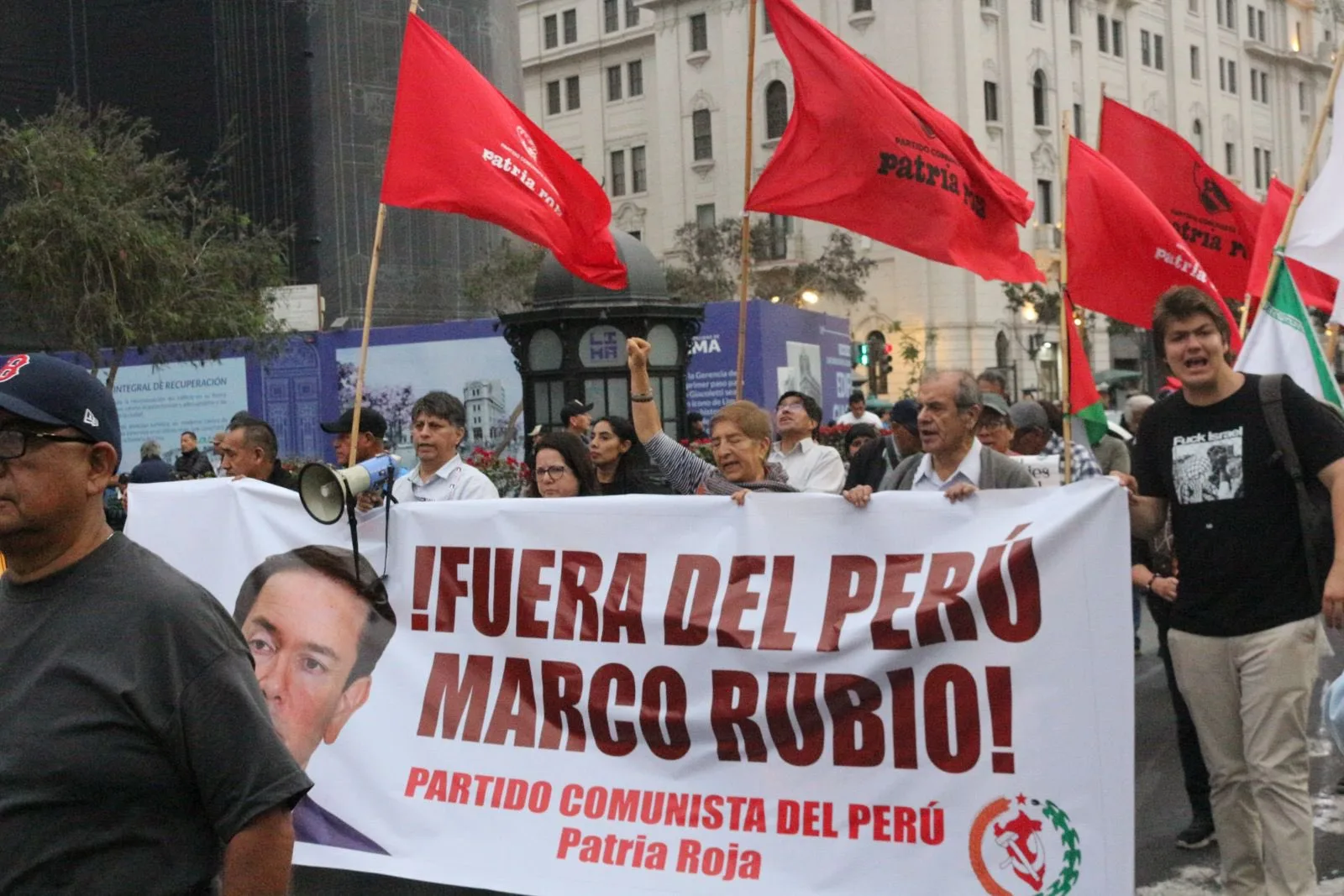Protestos em Lima contestam visita de Marco Rubio ao Peru