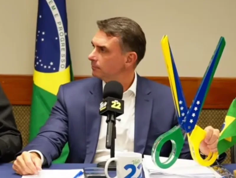 Flávio Bolsonaro atribui a Lula suspensão de debate da TV Globo