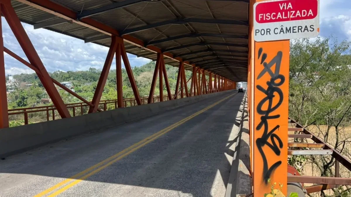 Ponte do Salto terá pintura refeita após pichações em Blumenau