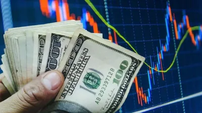 Pesquisas eleitorais e petróleo em queda mexem com ativos brasileiros
