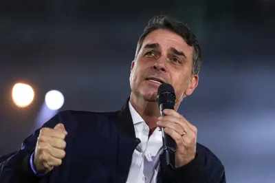 Flávio Bolsonaro pede ao TSE veto a imagens de Lula na ONU em propaganda