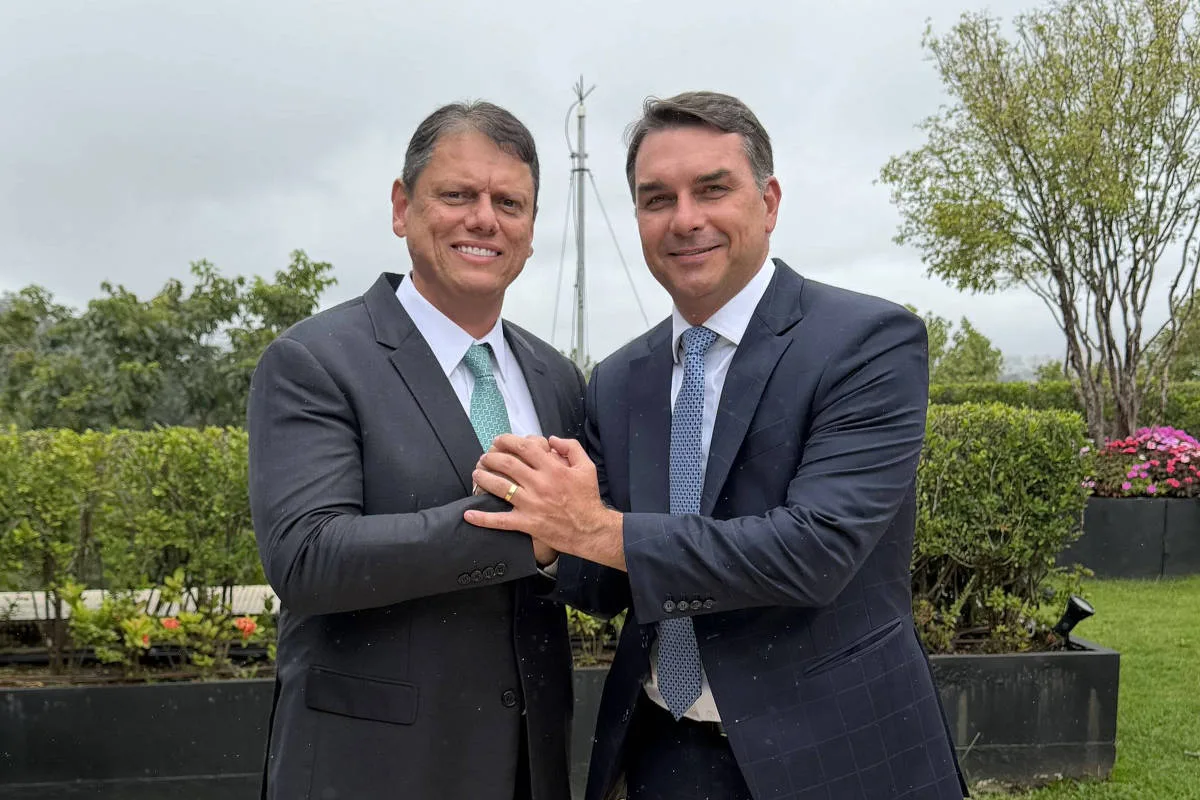 Tarcísio prevê apoio intenso a Flávio Bolsonaro em eventual segundo turno
