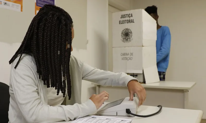 Mesárias e mesários preparam seção e encerram votação nas eleições de 2026