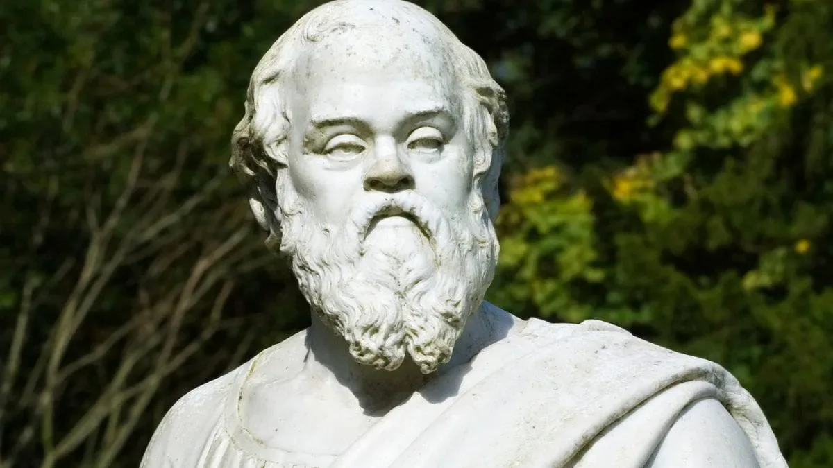 O que Sócrates respondeu ao ser chamado de miserável por Antifonte