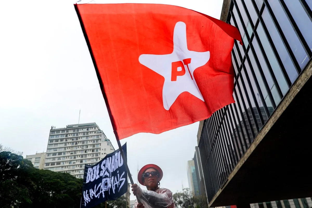 PT organiza atos nacionais e live com Lula em meio à crise no STF