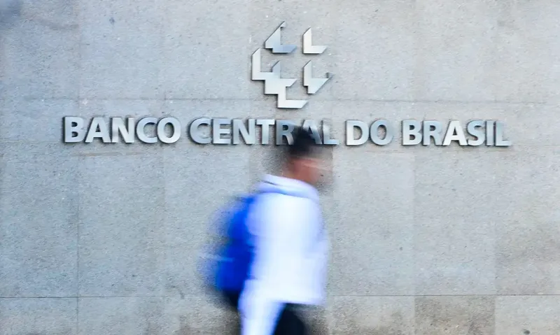 PF aponta viagens internacionais pagas por Vorcaro a servidores do Banco Central