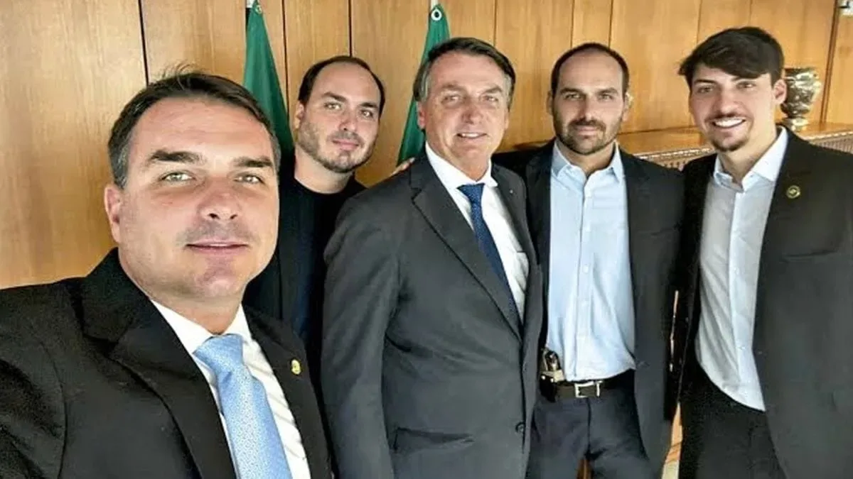 Família Bolsonaro elege seis nomes, com Flávio no segundo turno presidencial