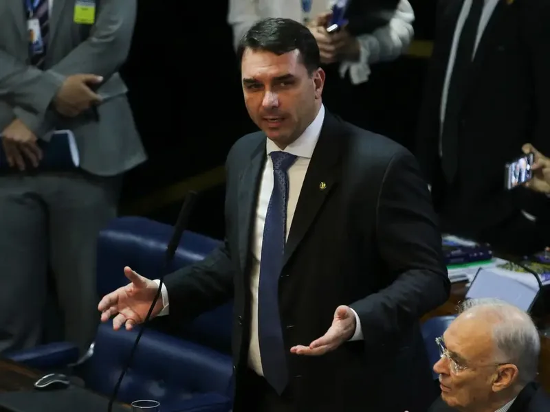 Flávio Bolsonaro pede fiscais de urnas e critica atuação do STF