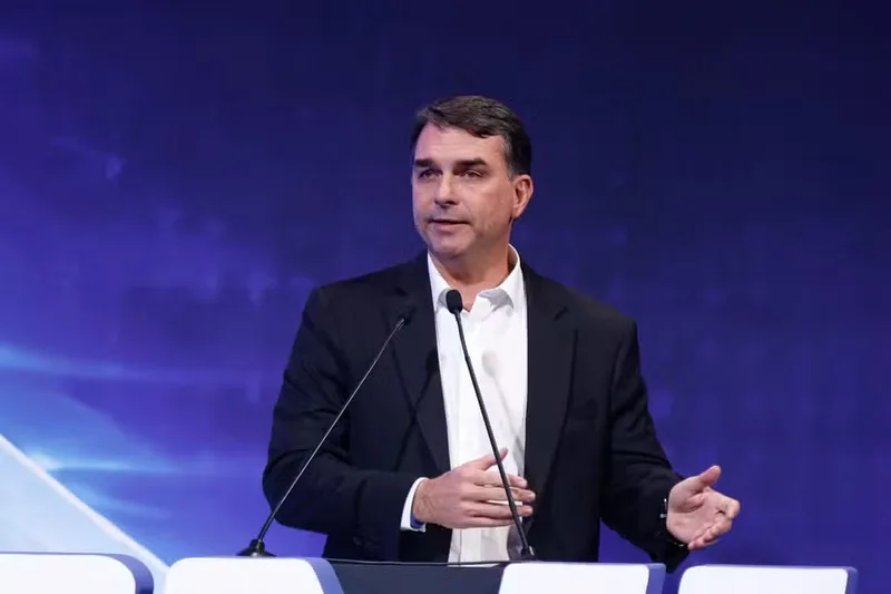Flávio Bolsonaro defende autonomia da PF após decisão de André Mendonça