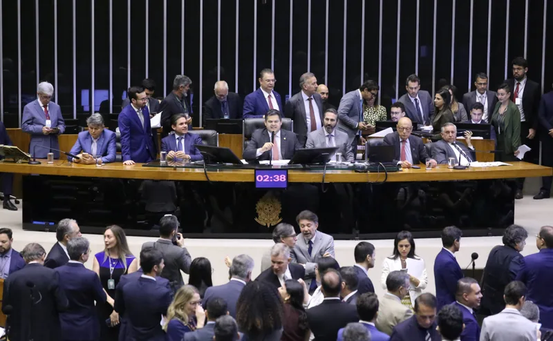 Estudo aponta que 21 parlamentares consultam eleitores sobre emendas