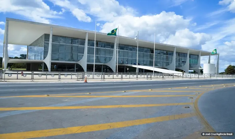 Lula lidera primeiro turno com 43,1%, aponta pesquisa CNT