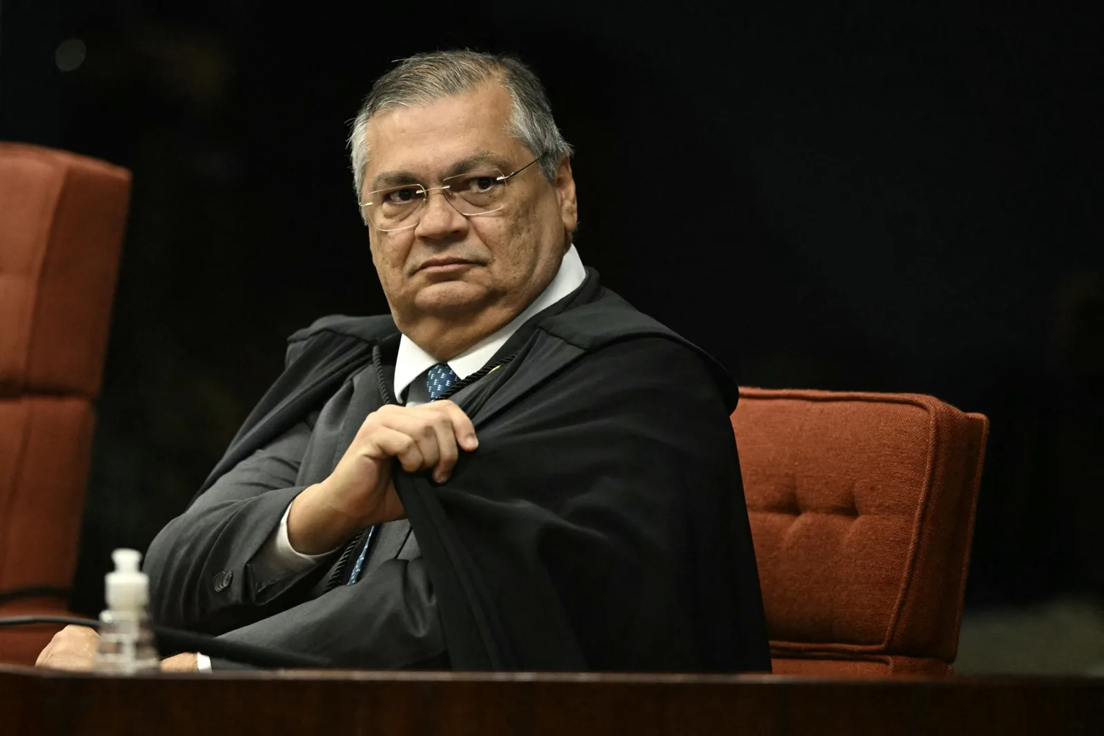 Flávio Bolsonaro pede ao STF afastamento de Dino em processos eleitorais