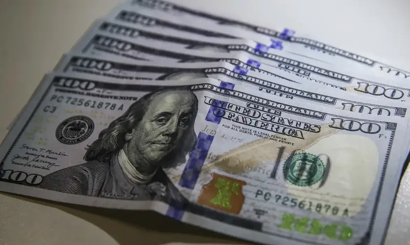 Dólar fecha a R$ 5,1123 em sessão de pressão externa e alta do petróleo