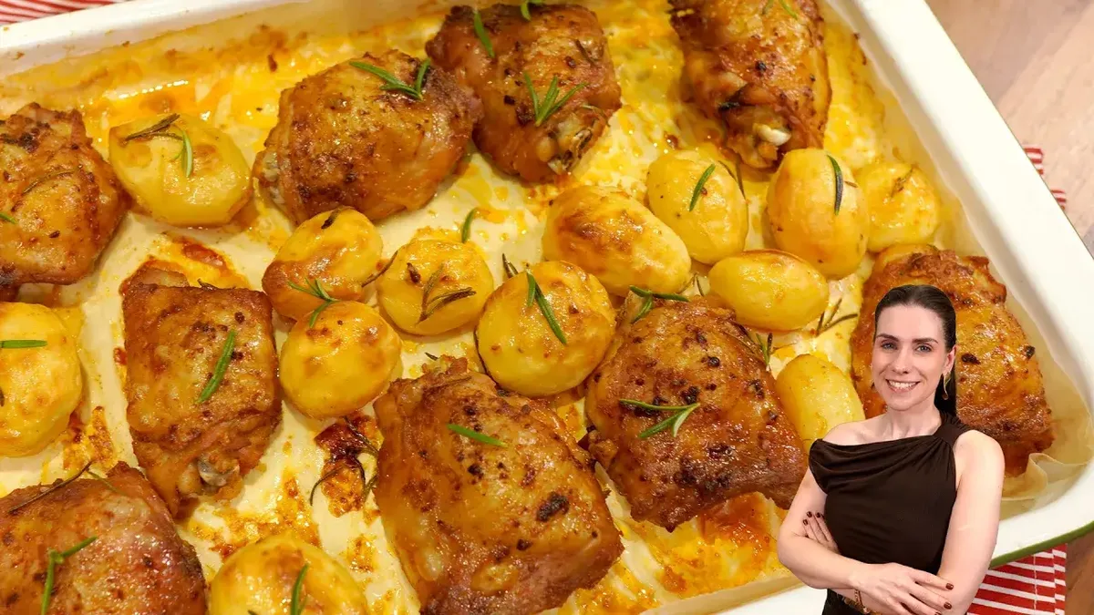 Sobrecoxa assada com batatas fica crocante e suculenta no forno
