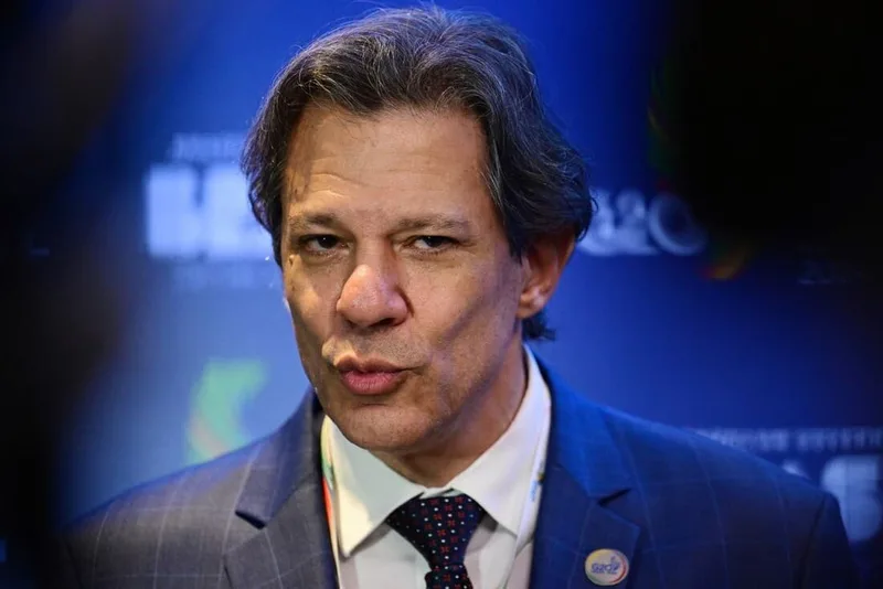 Haddad diz que vai revisar privatizações e manter Metrô sob controle público