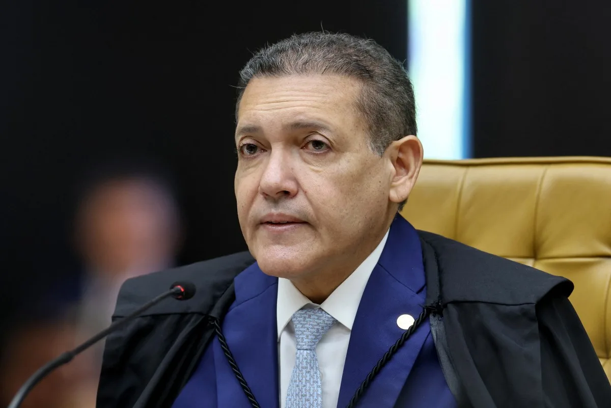TSE suspende propaganda de Lula que relaciona Flávio Bolsonaro a suspeitas