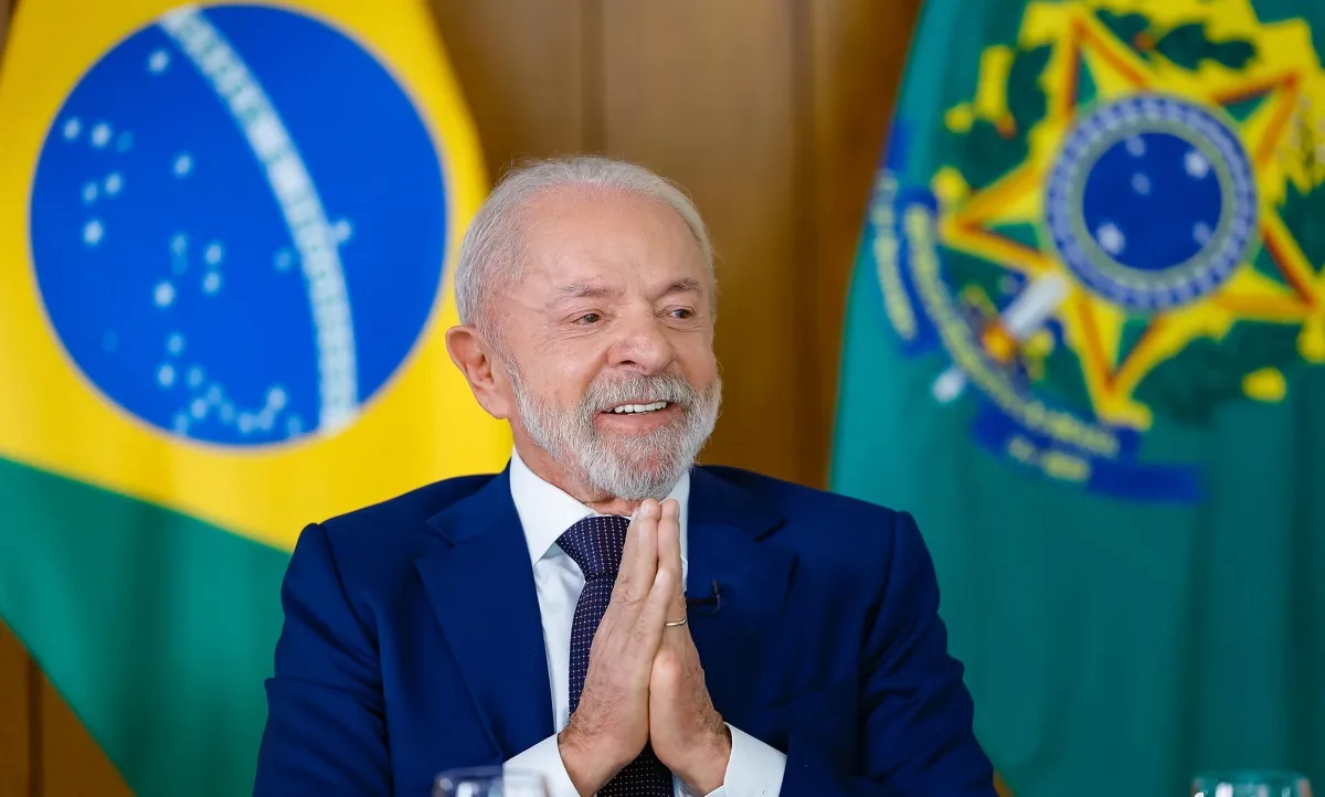 Lula reduz impostos sobre gasolina e zera tributação do etanol
