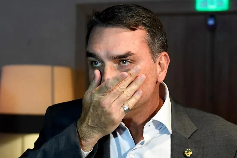 Flávio Bolsonaro critica operação da PF sobre filme Dark Horse