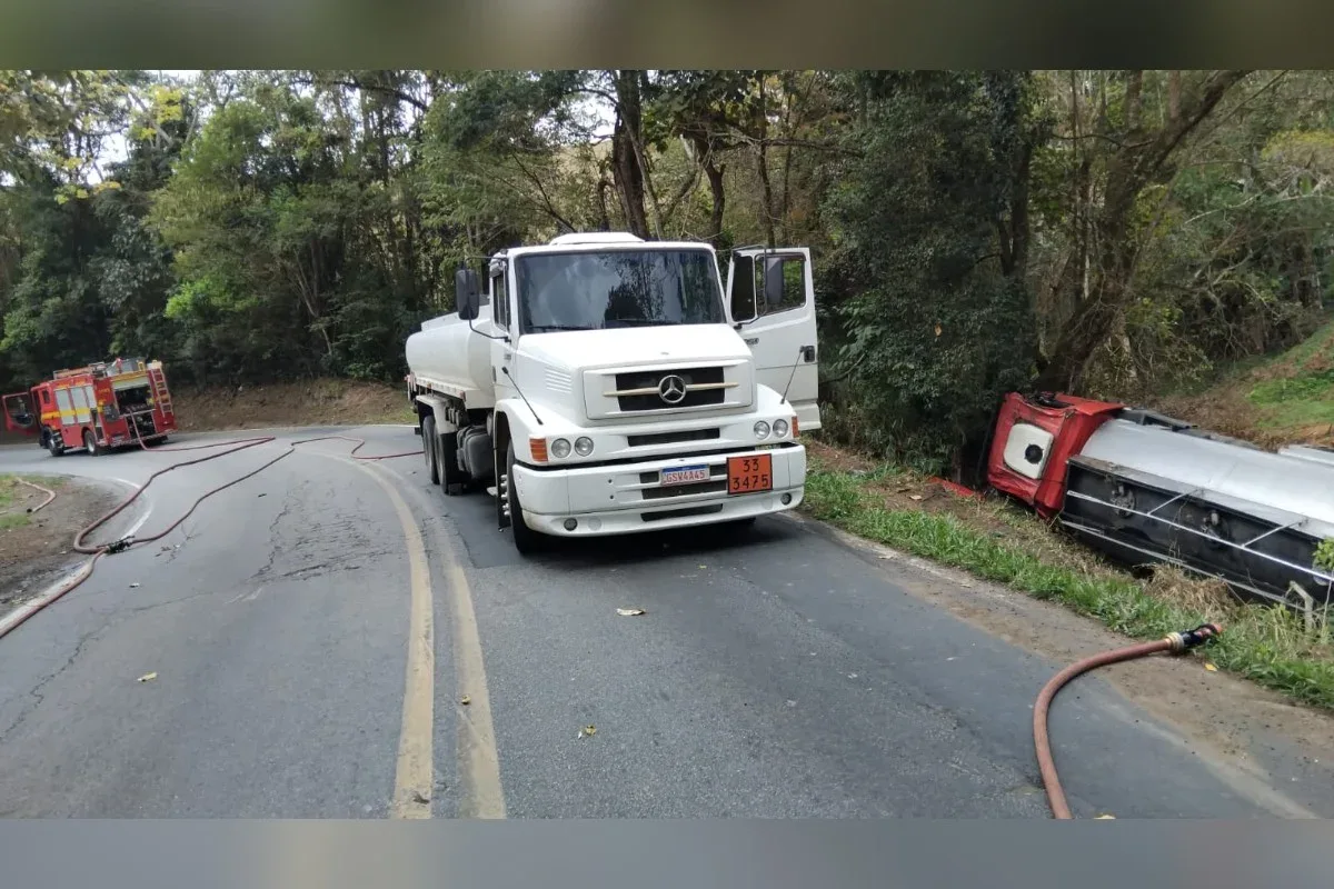 Tombamento de caminhão-tanque interdita BR-354 e atinge córrego com etanol