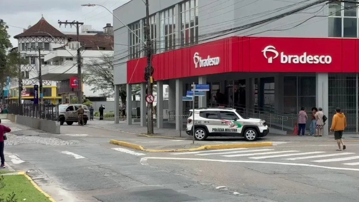 Bope é deslocado de helicóptero para verificar mala em banco de Joinville