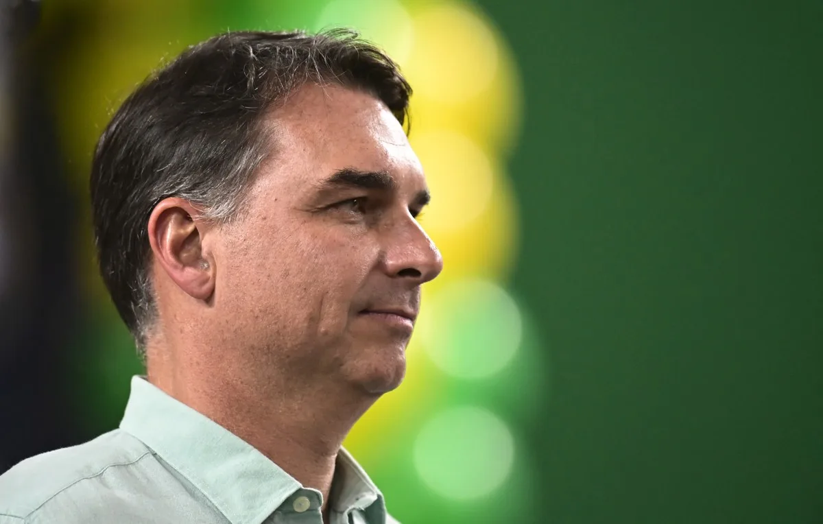 Flávio Bolsonaro acusa Moraes de perseguição e critica Senado
