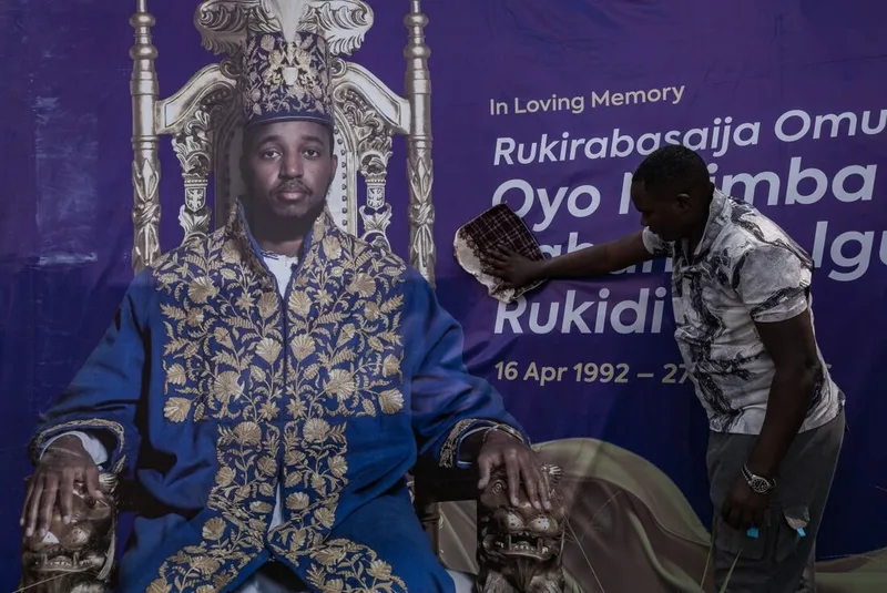 Sucessão do reino de Tooro divide família real após morte de Oyo
