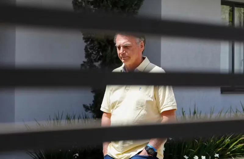 Um ano após condenação, Bolsonaro perde espaço na campanha e Flávio mira o Planalto