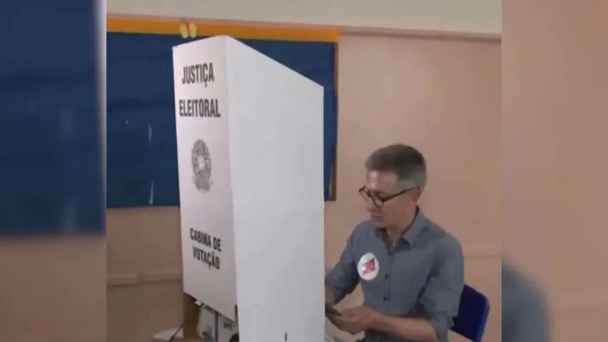 Zema vota com celular na cabine e diz que não foi lembrado da proibição