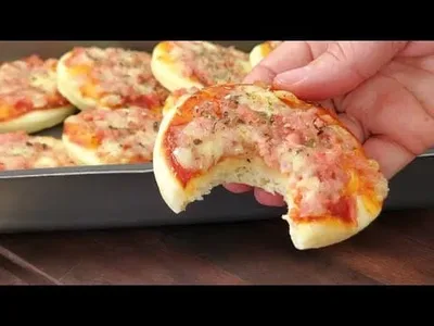 Mini pizzas recheadas: receita rende até 36 unidades e pode ser congelada