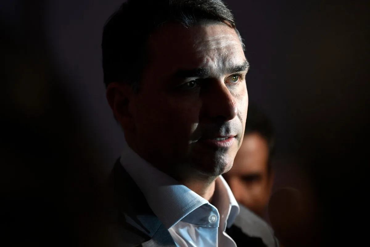 Defesa de Flávio pede investigação de Lula por suposto presente de Vorcaro