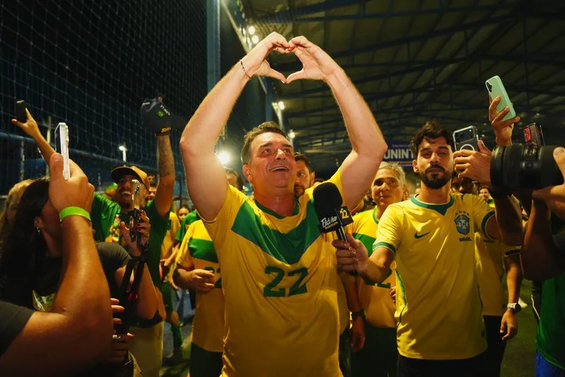 Pesquisa mostra vantagem de Lula no primeiro turno, enquanto Flávio reage ao debate cancelado