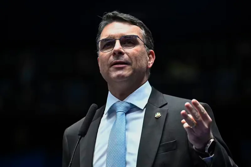 Documentos do caso Master detalham investigação sobre Flávio e viagens pagas por Vorcaro