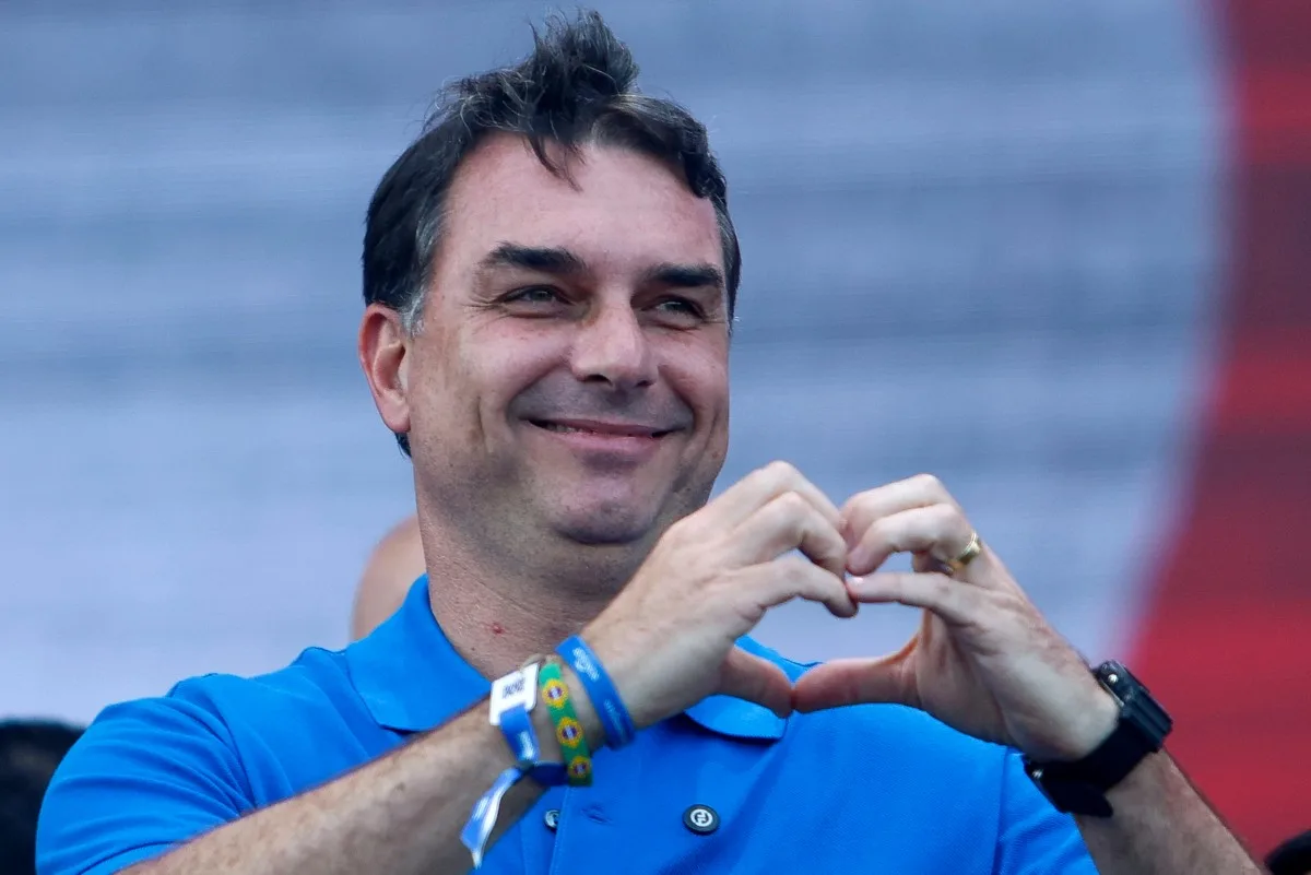 Flávio Bolsonaro nega plano para retirar Nossa Senhora Aparecida de título nacional