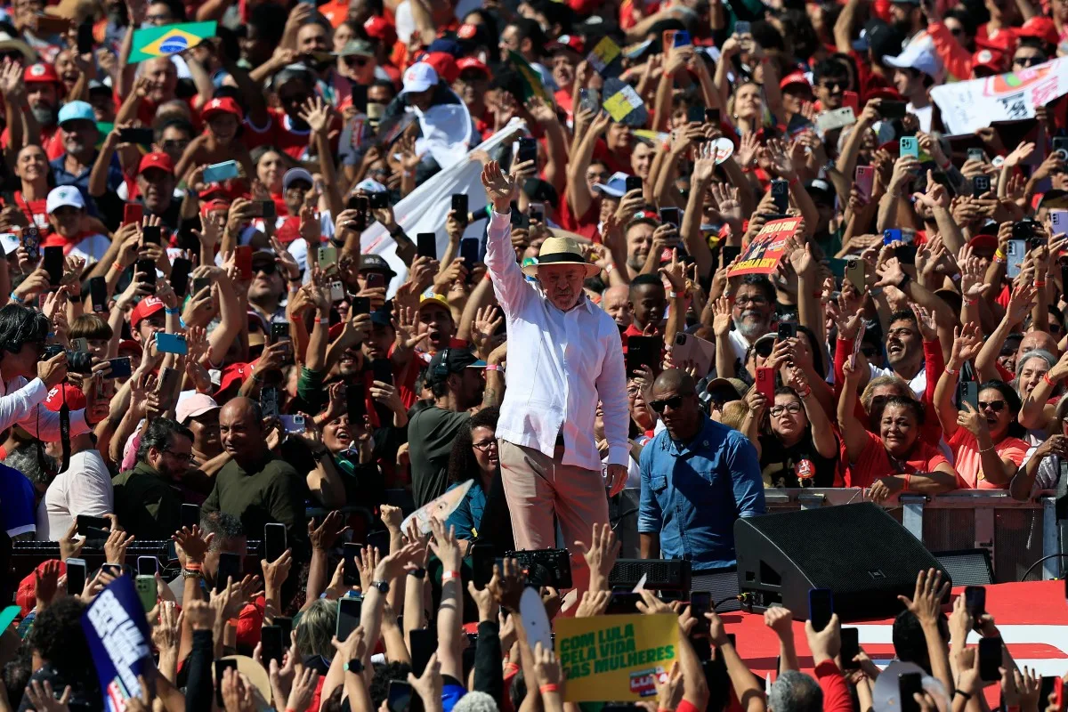 Lula supera Flávio Bolsonaro na soma de votos em cinco unidades da Federação