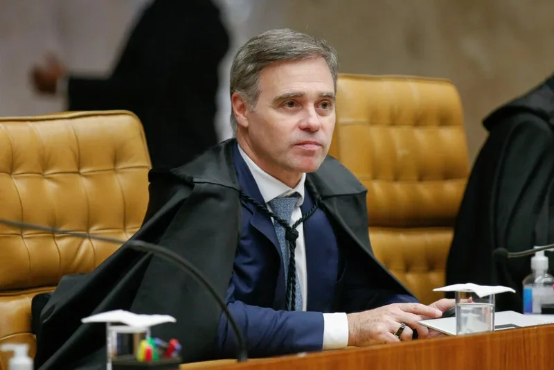PF evitou pedir autorização judicial a Mendonça em investigação sobre Flávio Bolsonaro
