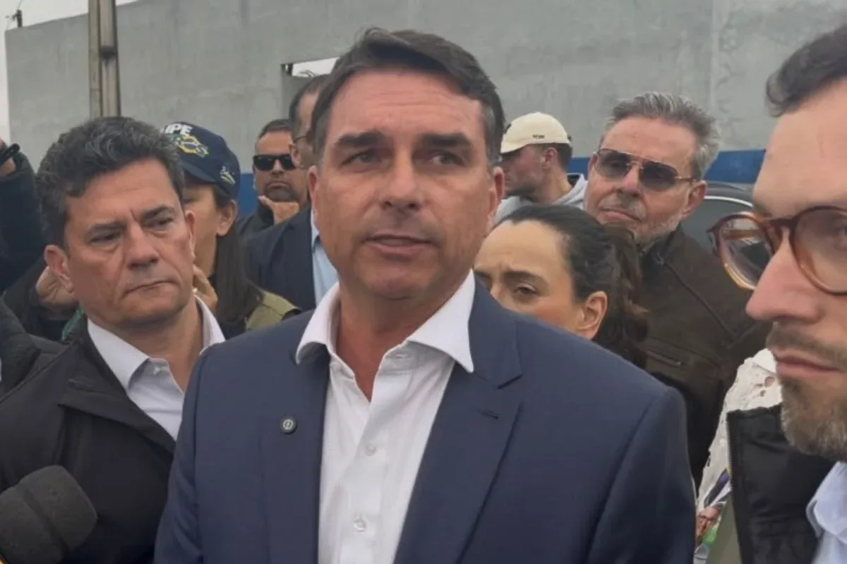 Flávio Bolsonaro questiona pedido de Moraes contra André Mendonça no STF