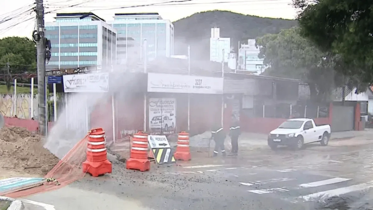 Rompimento de tubulação interrompe água no Itacorubi, em Florianópolis