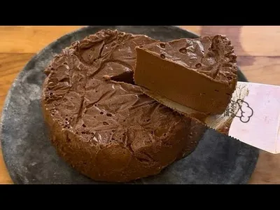 Pudim de banana com chocolate leva dois ingredientes e vai à geladeira