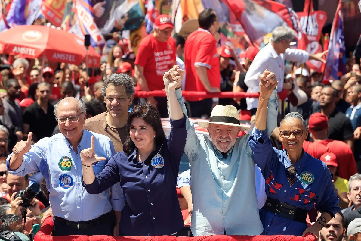 Lula leva campanha às ruas de São Paulo na reta final do primeiro turno