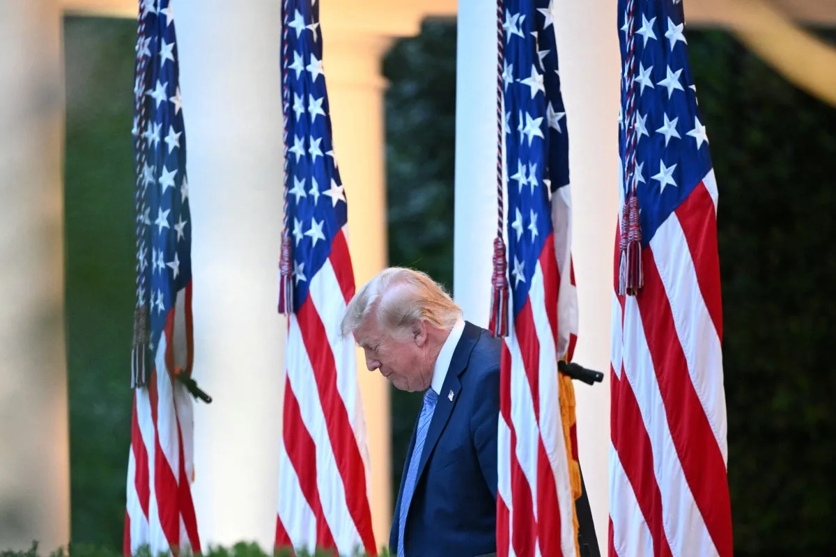 Trump diz que arco memorial em Washington terá drones e munição