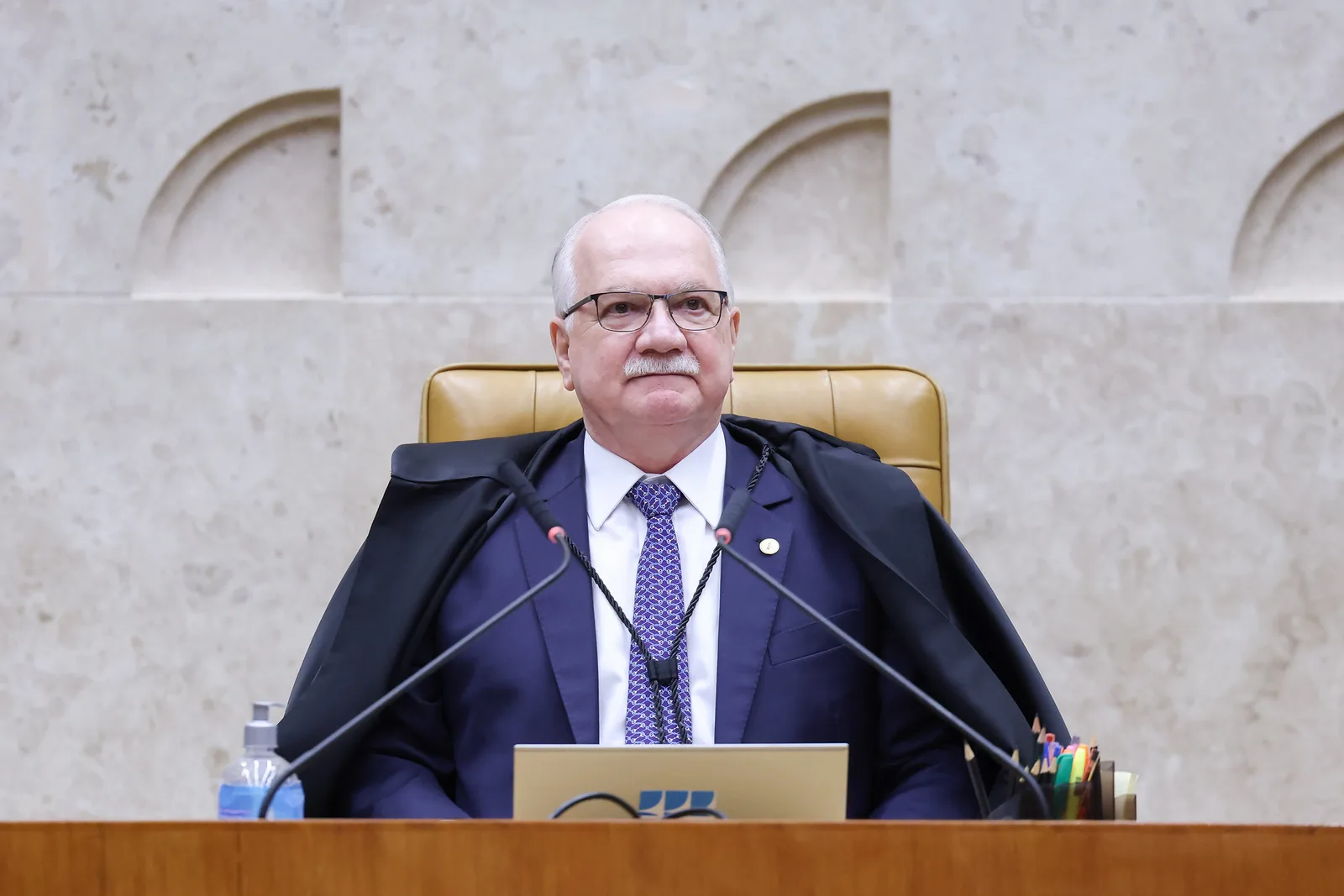 Fachin suspende apurações sobre ministros e mantém chefe da PF no cargo